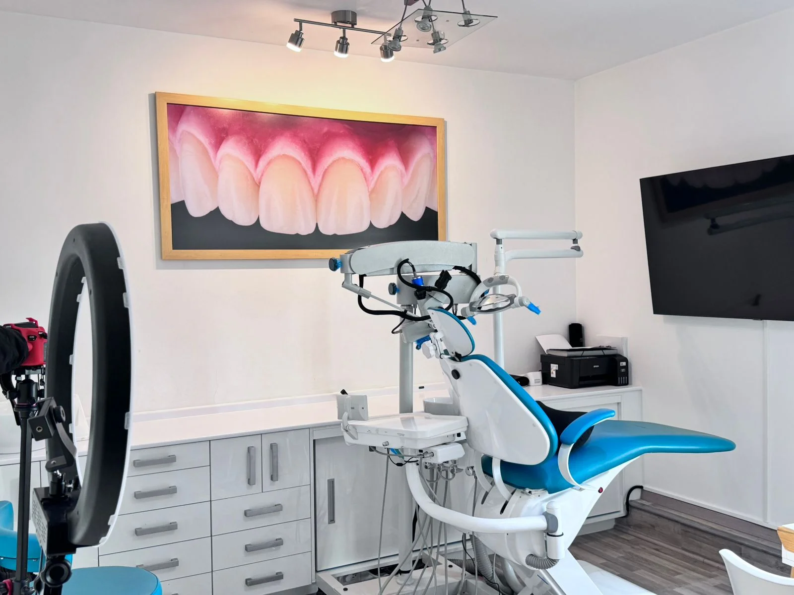 Interior del consultorio ENDO.CADUR con sillón dental y microscopio