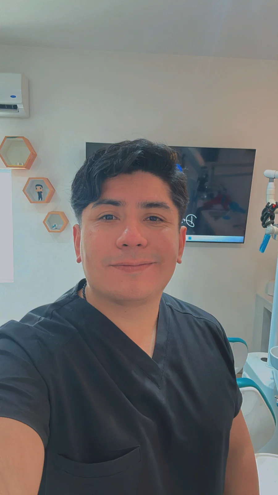 Dr. David Calderon Uriostegui en su consultorio de Querétaro
